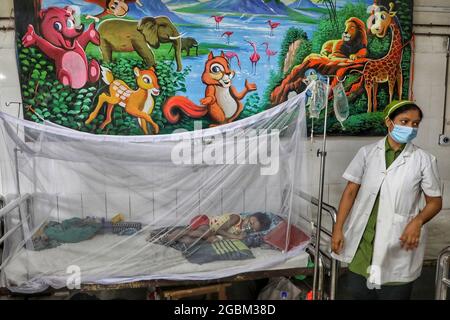 Dhaka, Bangladesch. August 2021. DHAKA, BANGLADESCH - 4. AUGUST: Ein Kind wird in einem Krankenhaus behandelt, weil es sich mit Dengue infiziert hat. In Bangladesch wurden in den letzten 24 Stunden 287 neue Dengue-Fälle gemeldet, die höchste Zahl seit einem Tag. Der Ausbruch der Dengue hat dazu geführt, dass die Gesundheitsdienste des Landes bereits überlastet sind. Von den neuen Dengue-Fällen wurden 279 in Dhaka gemeldet, während nur acht von außen als Generaldirektion für Gesundheitsdienste (DGHS) gemeldet wurden. Am 4. August 2021 in Dhaka, Bangladesch. (Foto von Eyepix/Sipa USA) Quelle: SIPA USA/Alamy Live News Stockfoto