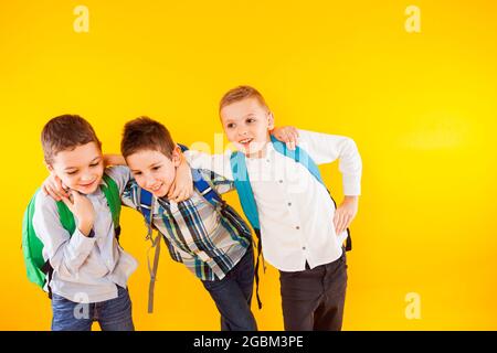 Die kleinen Schüler haben Spaß und zeigen ihre Kraft Stockfoto