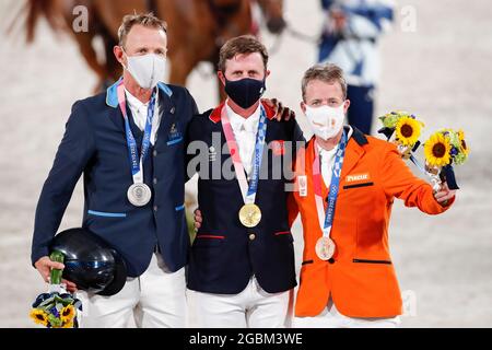 Tokio, Japan. August 2021. (L bis R) Silbermedaillengewinnerin PEDER FREDRICSON aus Schweden, Goldmedaillengewinnerin BEN MAHER aus Großbritannien und Bronzemedaillengewinnerin MAIKEL van der VLEUTEN aus den Niederlanden posieren für die Kameras nach dem Einzelabsprung des Reitpferdes während der Olympischen Spiele in Tokio 2020 im Equestrian Park. (Bild: © Rodrigo Reyes Marin/ZUMA Press Wire) Stockfoto