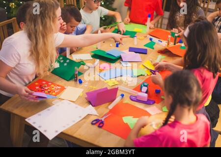 Die Kinder kreieren gemeinsam eine schöne Anwendung Stockfoto