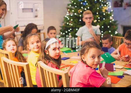 Die Kinder kreieren gemeinsam eine schöne Anwendung Stockfoto