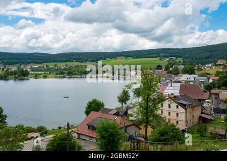 Blick auf Le Pont, ein schönes kleines Dorf direkt am Lac de Joux im Schweizer Jura Stockfoto