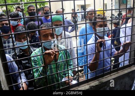 Dhaka, Bangladesch. August 2021. Verwandte von Opfern im DMCH-Leichenschauhaus weinten nach, um DNA-Ergebnisse zu erhalten und die Leichen ihrer Kinder zu erkennen, die am 8. Juli in Rupganj in Narayanganjat beim Brand der Saftfabrik in Shejan starben. Die Opfer werden wegen der Übergabe an die Verwandten des Dhaka Medical College erneut in die Hände gefackelt. (Foto: Eyepix Group/Pacific Press) Quelle: Pacific Press Media Production Corp./Alamy Live News Stockfoto