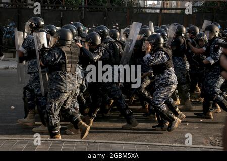 Beirut, Libanon. August 2021. Die Bereitschaftspolizei trifft auf regierungsfeindliche Demonstranten an einem der Eingänge des libanesischen Parlaments nach einem marsch zum 1. Jahrestag der massiven Explosion des Hafens von Beirut im August 2020. Am 04. August 2020 ging eine große Menge Ammoniumnitrat, die im Hafen von Beirut gelagert wurde, los, wobei mindestens 218 Menschen getötet und 7,500 weitere verletzt wurden. Quelle: Marwan Naamani/dpa/Alamy Live News Stockfoto