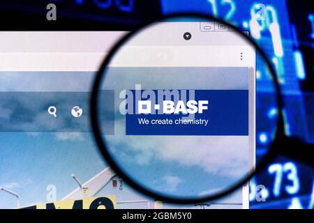 Brasilien. August 2021. In dieser Abbildung ist die Homepage der BASF SE-Website auf einem Computerbildschirm durch eine Lupe zu sehen. (Foto von Rafael Henrique/SOPA Images/Sipa USA) Quelle: SIPA USA/Alamy Live News Stockfoto