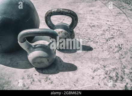 Fitness Kettlebells Gewichte Fitnessraum Hintergrund. Kostenlose Kettlebell Gewicht und Medizin Ball Training Workout Platz im Freien. Kettlebells schweres Gewicht für Stockfoto