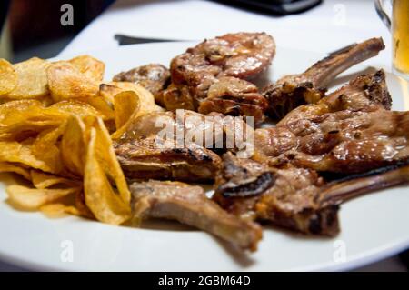 Extremadura Lammkoteletts mit Kartoffelchips Stockfoto