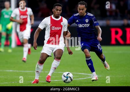 AMSTERDAM, NIEDERLANDE - 4. AUGUST: Jurrien Timber von Ajax und Helder Costa von Leeds United während des Vorsaison-Freundschaftsspiel zwischen Ajax und Leeds United in der Johan Cruijff Arena am 4. August 2021 in Amsterdam, Niederlande (Foto by Broer van den Boom/Orange Picters) Stockfoto