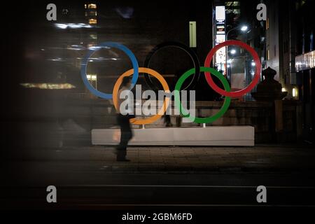 Die Olympischen Ringe, die während der Olympischen Spiele 2020 in Tokio auf der Nihonbashi-Brücke gesehen wurden. Stockfoto