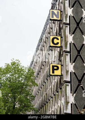 Der brutalistische mehrstöckige Betonparkplatz in der Prince Street in Bristol. Stockfoto