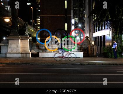 Tokio, Japan. Juli 2021. Die Olympischen Ringe, die während der Olympischen Spiele 2020 in Tokio auf der Nihonbashi-Brücke gesehen wurden. (Bild: © Tanja Houwerzijl/SOPA Images via ZUMA Press Wire) Stockfoto