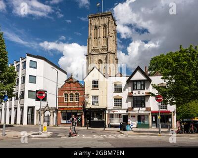 Die Sonne scheint auf dem Turm der Temple Church und den Geschäften der Victoria Street im Stadtteil Redcliffe von Bristol. Stockfoto