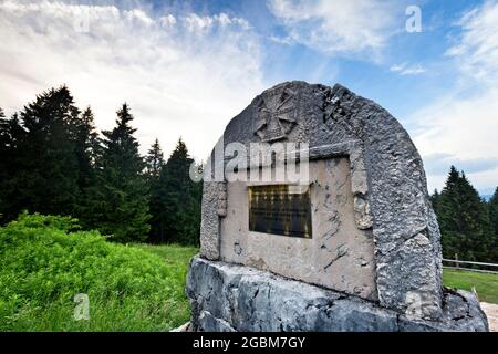 Gedenkstein des Großen Krieges. Hochebene von Fiorentini, Arsiero, Provinz Vicenza, Venetien, Italien, Europa. Stockfoto