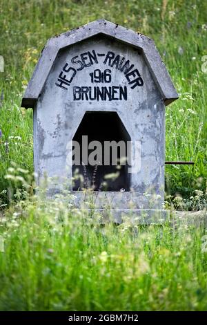 Gedenkstein des Großen Krieges an das 59. Österreichische Regiment - Hessen-Rainer. Hochebene von Fiorentini, Arsiero, Provinz Vicenza, Venetien, Italien, Europa. Stockfoto