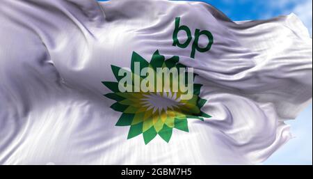 London, Großbritannien, August 2021: Weiße Flagge mit dem British Petroleum-Logo, das im Wind winkt. BP ist ein britisches multinationales Öl- und Gasunternehmen mit Hauptsitz Stockfoto