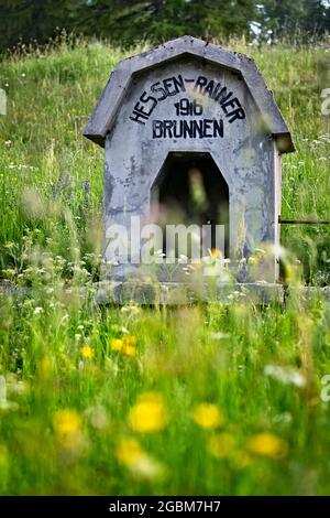 Gedenkstein des Großen Krieges an das 59. Österreichische Regiment - Hessen-Rainer. Hochebene von Fiorentini, Arsiero, Provinz Vicenza, Venetien, Italien, Europa. Stockfoto