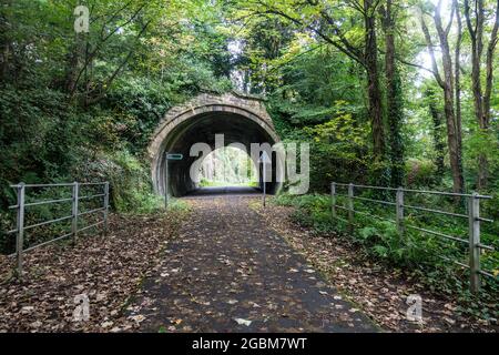 Die Route 7 des National Cycle Network folgt einem Eisenbahnpfad auf der stillliegenden Lanarkshire and Dumbartonshire Railway durch Bowling zwischen Glasgow und Dumbarto Stockfoto