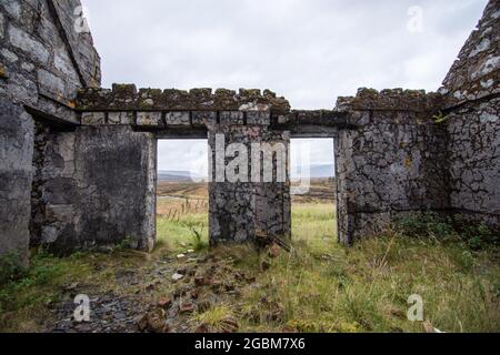 Das verlassene Häuschen in Lubnaclach bei Corrour auf Rannoch Moor in den schottischen Highlands. Stockfoto