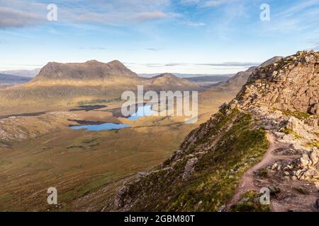 Die Berge von Cul Mor und Cul Beag Aufstieg von der Moorlandschaft von Iverpolly Wald in Assynt in der nordwestlichen Highlands von Schottland. Stockfoto