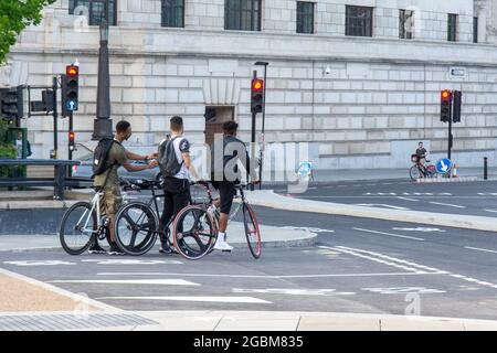 Radfahrer fahren auf dem neu eröffneten „Cycle Superhighway“ an der Blackfriars Bridge durch das Zentrum Londons. Stockfoto