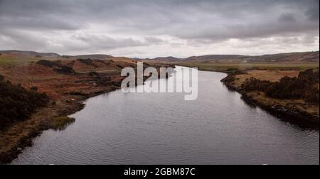 Der Halladale River fließt durch die sumpfige Landschaft von Sutherland im Far North Highlands von Schottland. Stockfoto