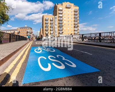 London, England, Großbritannien - 20. Juni 2010: Auf der Fahrbahn der Narrow Street in Limehouse ist ein Schild für die neue Radroute „Cycle Superhighway 3“ gestrichen Stockfoto