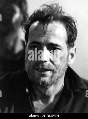 HUMPHREY BOGART am Set offen während der Dreharbeiten zu ACTION IM NORTH ATLANTIC 1943 Regisseur LLOYD BACON Geschichte Guy Gilpatric Drehbuch John Howard Lawson Produzent Jerry Wald Warner Bros Stockfoto