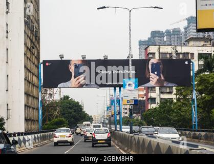 Kalkutta, Indien. August 2021. Die Einführung kommt, nachdem die Privatsphäre und Sicherheit des iPhones nach den neuesten Pegasus-Enthüllungen in Frage gestellt wurden. Allen iPad- und iPhone-Benutzern wird empfohlen, das iOS 14.7.1-Update und das iPadOS 14.7.1-Update schnell auf ihren Geräten zu installieren. Diese Art von Horden findet überall in Kalkutta, Westbengalen, statt, wo der Privatsphäre mehr Bedeutung zukommt. (Foto von Soumyabrata Roy/Pacific Press) Quelle: Pacific Press Media Production Corp./Alamy Live News Stockfoto