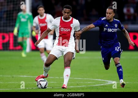 AMSTERDAM, NIEDERLANDE - 4. AUGUST: Jurrien Timber von Ajax und Helder Costa von Leeds United während des Vorsaison-Freundschaftsspiel zwischen Ajax und Leeds United in der Johan Cruijff Arena am 4. August 2021 in Amsterdam, Niederlande (Foto by Broer van den Boom/Orange Picters) Stockfoto