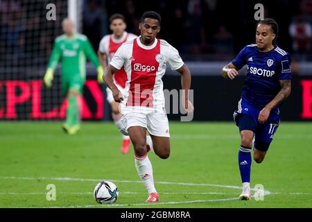 AMSTERDAM, NIEDERLANDE - 4. AUGUST: Jurrien Timber von Ajax und Helder Costa von Leeds United während des Vorsaison-Freundschaftsspiel zwischen Ajax und Leeds United in der Johan Cruijff Arena am 4. August 2021 in Amsterdam, Niederlande (Foto by Broer van den Boom/Orange Picters) Stockfoto