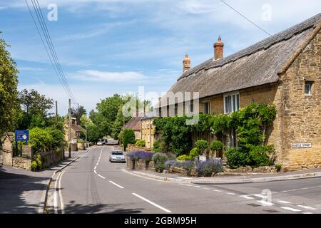 Traditionelle Hütten säumen eine Straße in Stoke-sub-Hamdon, Somerset. Stockfoto