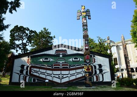 Mungo Martin Haus im Thunderbird Park in Victoria BC, Kanada. Erkunden Sie das Royal BC Museum und den Thunderbird Park. Stockfoto