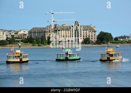 Victoria BC Wassertaxis tanzen durch den Innenhafen und zeigen ihr Können. Stockfoto