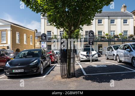 Eine Reihe von Ladestationen für Elektroautos auf einem Parkplatz in der neuen Stadt Poundbury, Dorset. Stockfoto