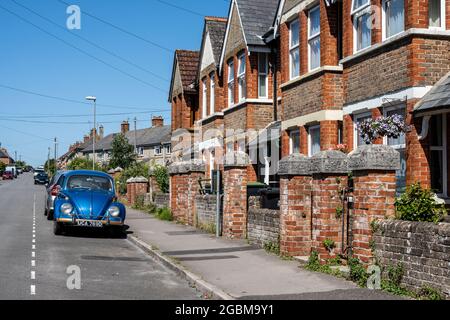 Eine traditionelle Terrasse mit viktorianischen Backsteinhäusern in Dorchester, Dorset. Stockfoto