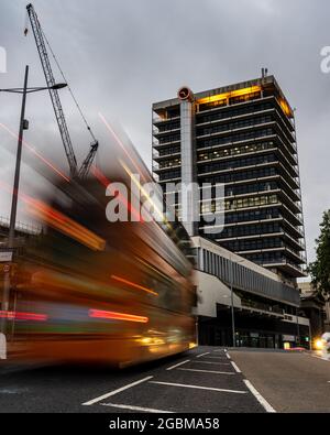 Ein Doppeldeckerbus fährt am Bürogebäude des Beacon Tower im Stadtzentrum von Bristol vorbei. Stockfoto