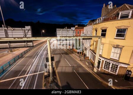 Auf dem Straßensystem des Cumberland Basin in Hotwells, Bristol, das Mitte des 20. Jahrhunderts gebaut wurde, hinterlässt der Verkehr nachts leichte Spuren. Stockfoto