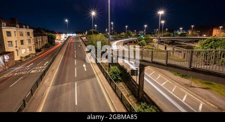 Auf dem Straßensystem des Cumberland Basin in Hotwells, Bristol, das Mitte des 20. Jahrhunderts gebaut wurde, hinterlässt der Verkehr nachts leichte Spuren. Stockfoto