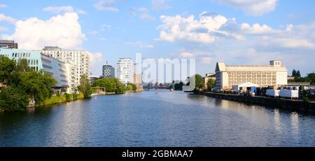 Berlin, 2. Juni 2021, Blick über die Spree zwischen Kreuzberg und Friedrichshain mit Oberbaumbrücke im Hintergrund Stockfoto