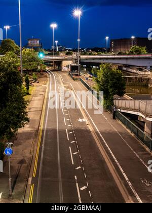 Auf dem Straßensystem des Cumberland Basin in Hotwells, Bristol, das Mitte des 20. Jahrhunderts gebaut wurde, hinterlässt der Verkehr nachts leichte Spuren. Stockfoto