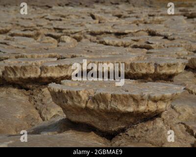 Nahaufnahme von Gesteinsmustern getrocknete Erde, die eine Mars-ähnliche Landschaft in der Danakil-Depression in Äthiopien bildet. Stockfoto