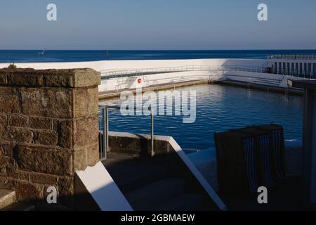 Jubilee Pool, ein Art-Deco-lido aus dem Jahr 1935, Architekt Frank Latham, Summer's Evening, Penzance, Cornwall, südwestengland, Großbritannien, Juli 2021 Stockfoto