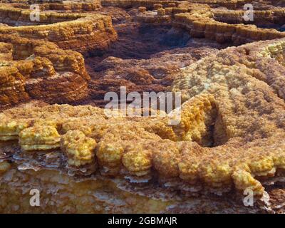 Nahaufnahme von bunten Felsmustern, die eine Mars-ähnliche Landschaft in der Danakil-Depression in Äthiopien bilden. Stockfoto