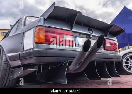 Nahaufnahme Tuning-Auto mit einem großen lauten Auspuffrohr. Stockfoto