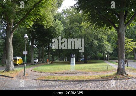 Julius-Posener-Platz in Nikolassee, Berlin, Deutschland - 4. August 2021. Stockfoto