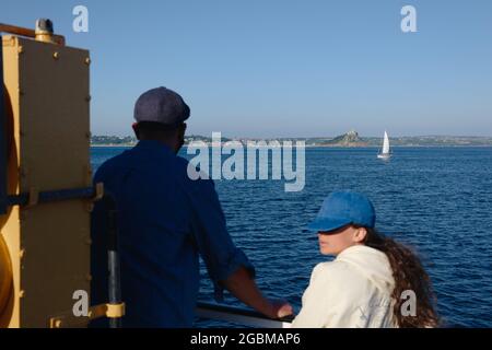 An Bord der Fähre Scillonian III zwischen den Scilly-Inseln und Penzance, mit dem Mount St. Michael in der Ferne, Cornwall, England, Großbritannien, Juli 2021 Stockfoto