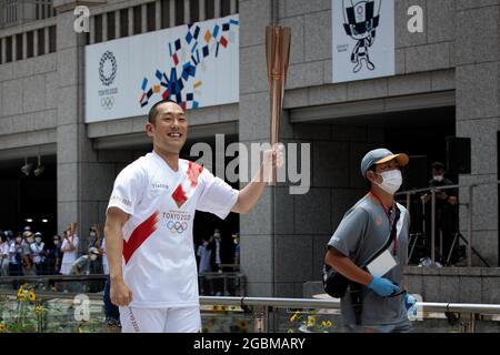 Tokio, Japan. Juli 2021. Nakamura Kankuro (Fackelträger), ein berühmter Kabuki-Schauspieler, trägt die olympische Fackel auf dem Weg zum Kessel, während der Eröffnungsfeier der Olympischen Spiele 2020 in Tokio. (Foto: Tanja Houwerzijl/SOPA Images/Sipa USA) Quelle: SIPA USA/Alamy Live News Stockfoto