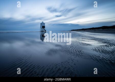 Der hölzerne Niedrigwasser-Leuchtturm steht im Hochwasser der Bridgwater Bay in Burnham-on-Sea in Somerset. Stockfoto