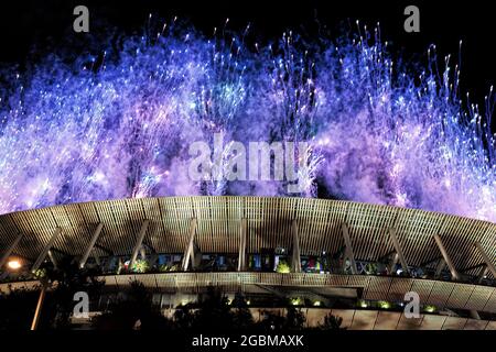 Tokio, Japan. Juli 2021. Feuerwerk im Nationalen Olympiastadion bei der Eröffnungsnacht der Olympischen Spiele 2020 in Tokio. (Foto: Tanja Houwerzijl/SOPA Images/Sipa USA) Quelle: SIPA USA/Alamy Live News Stockfoto