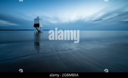 Der hölzerne Niedrigwasser-Leuchtturm steht im Hochwasser der Bridgwater Bay in Burnham-on-Sea in Somerset. Stockfoto